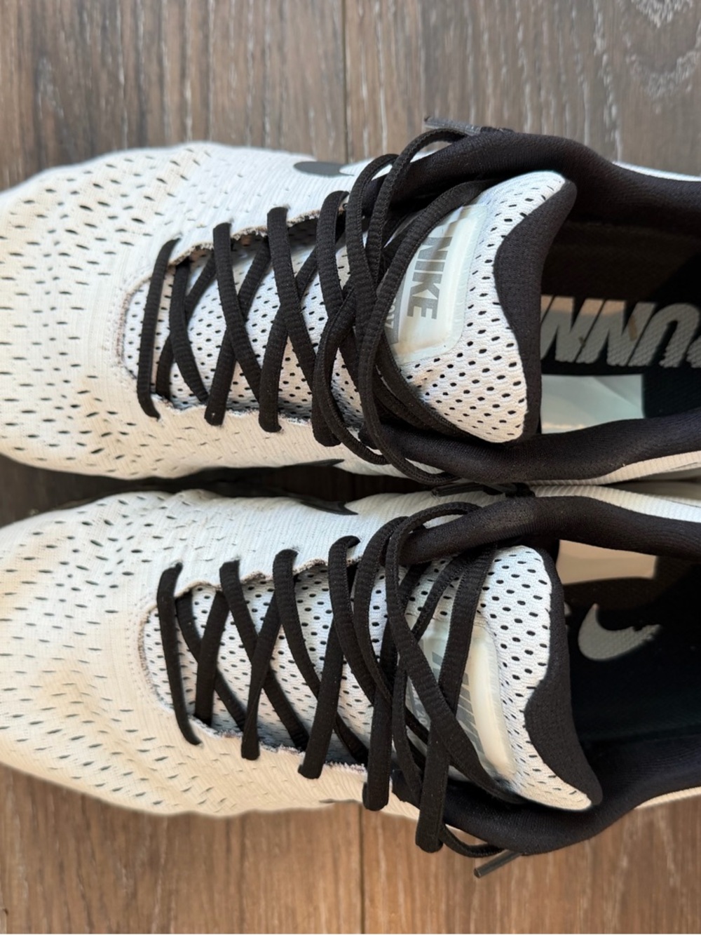 Nike Air Max 2017 White and Black Athletic Trainers - Picture 3 of 7